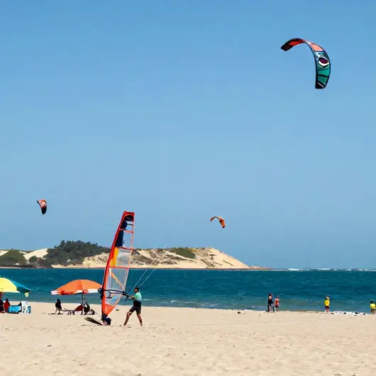 Kitesurf e Windsurf em Aracaju: Explore os Ventos Favoráveis